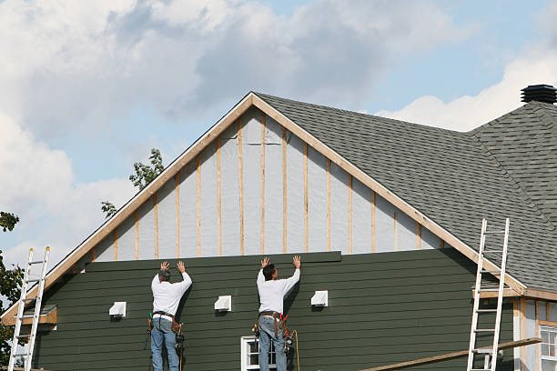 Professional Vinyl Siding technician working in Junction City, OR